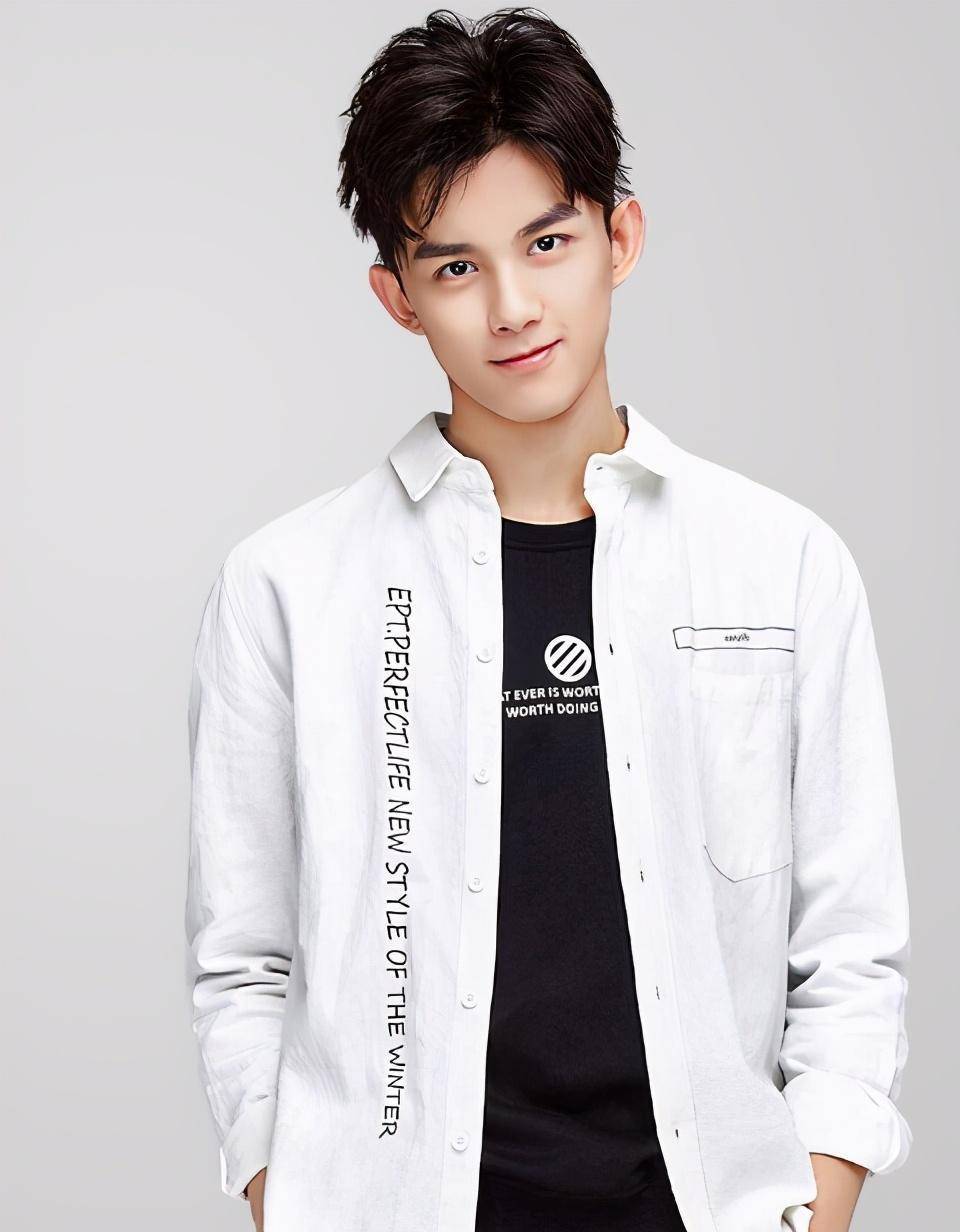 "琼瑶女郎"何音儿子照片曝光,意外撞脸吴磊,颜值好高