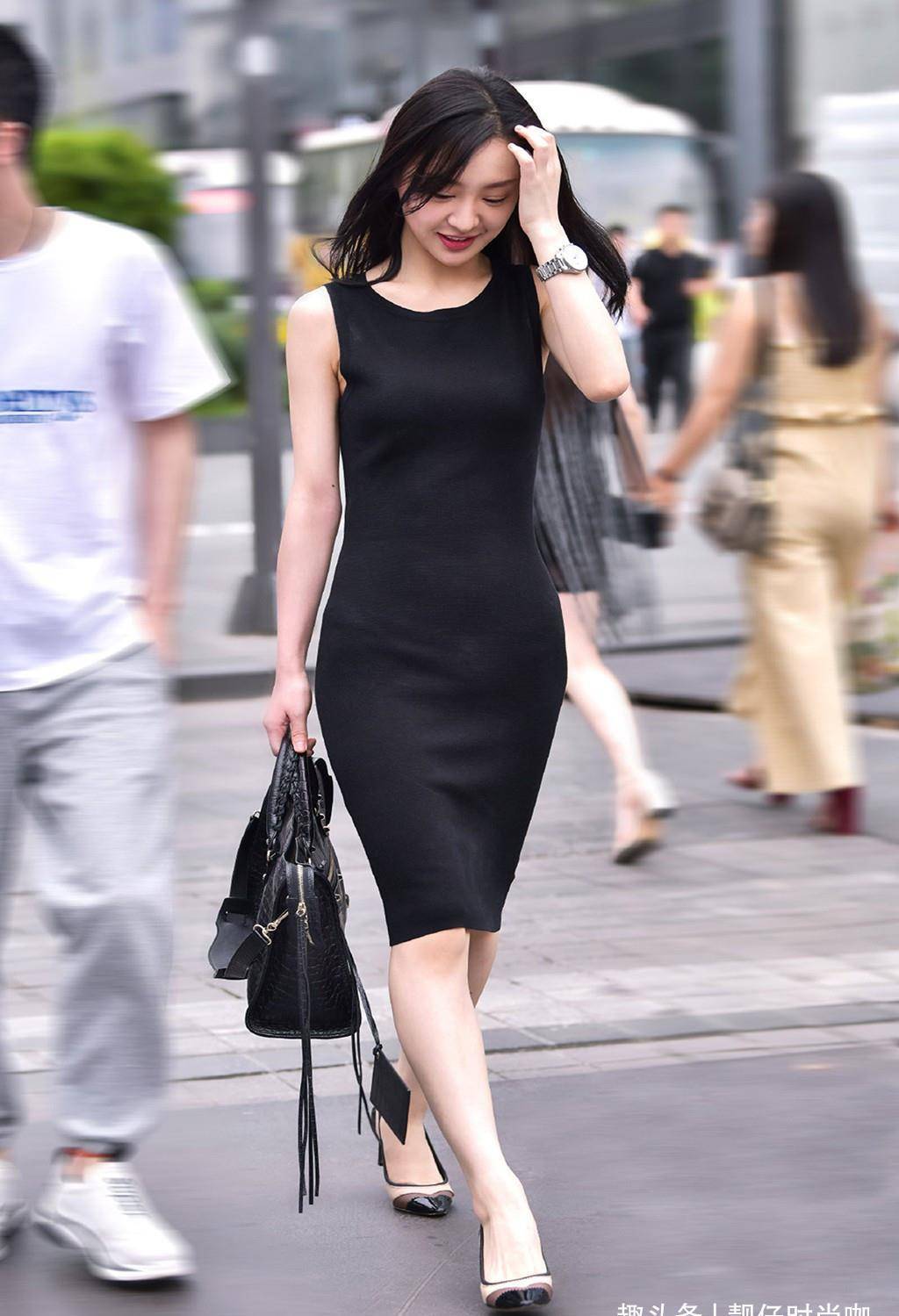 下面小编就来给大家聊聊吧!夏天时尚的女生出门怎么能少得了连衣裙呢?