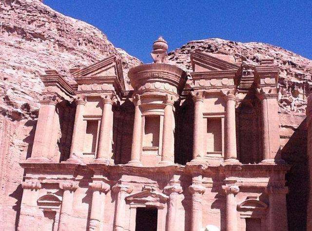 藏匿于沙漠中的古城，距今已有千年历史，门票昂贵游客却络绎不绝