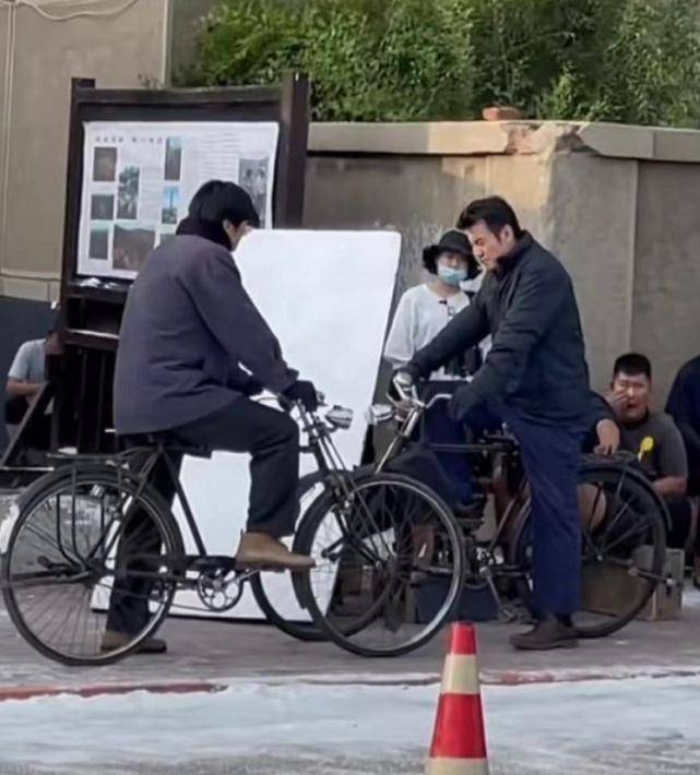 雷佳音则穿着厚外套,而且在骑自行车的时候还戴着一双暗蓝色胶皮手套