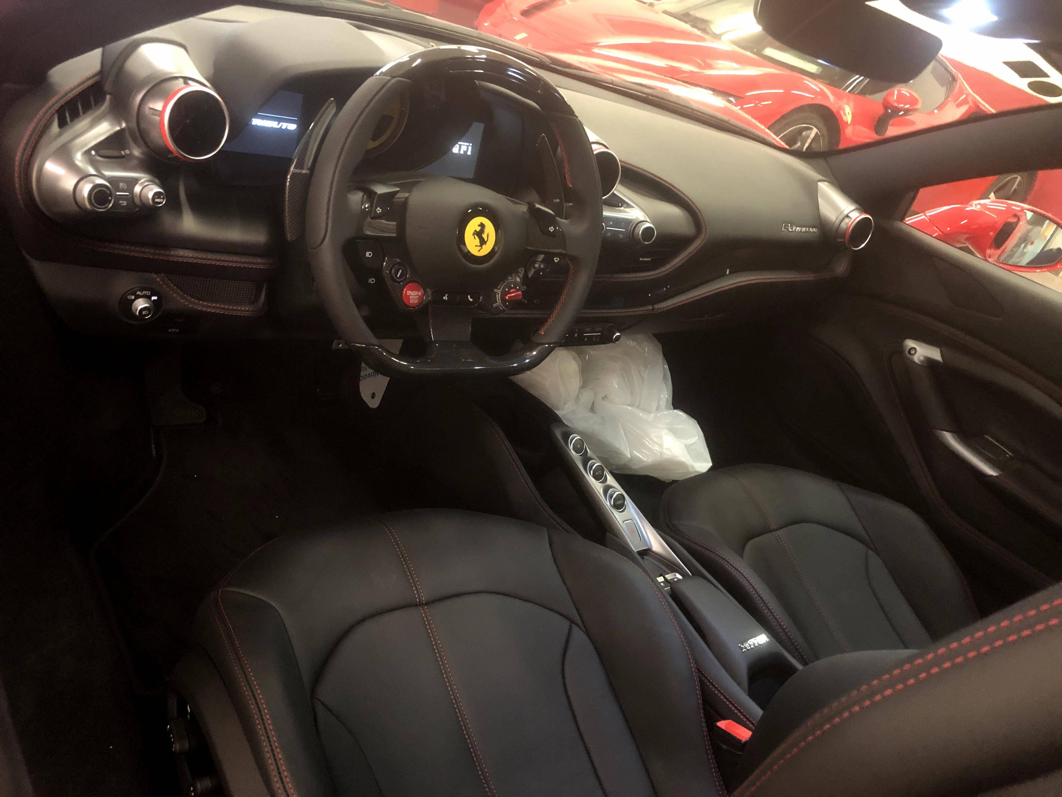 黑色内饰,外加部分红色缝线点缀(座椅,中控台,方向盘等处),空调出风口