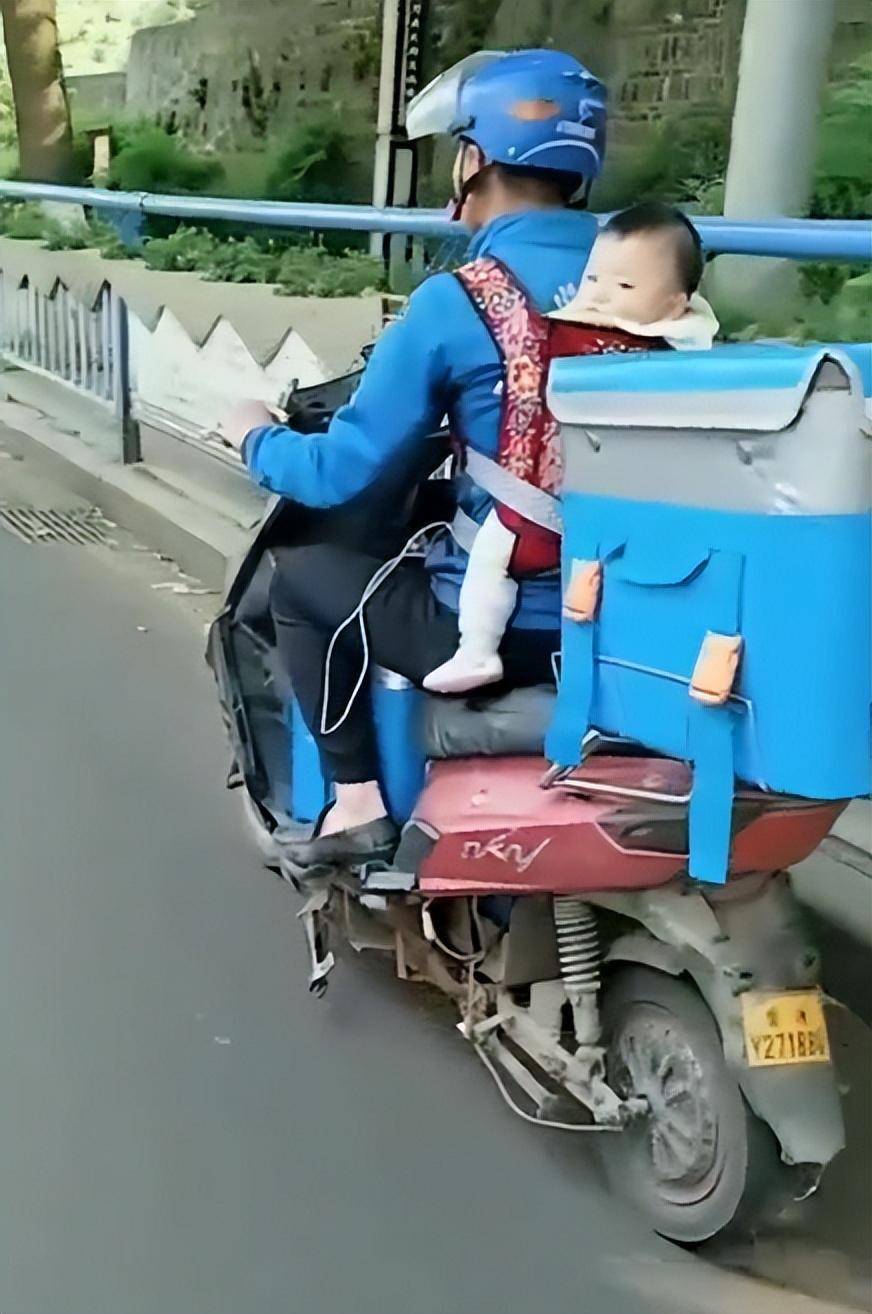 5月大跟爸爸送外卖,"外卖宝宝"笑容治愈无数网友,现状如何?