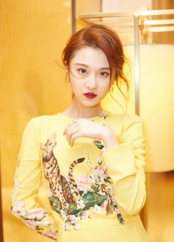 近日,有网友晒出一组"谋女郎"张慧雯在某活动中亮相的照片.