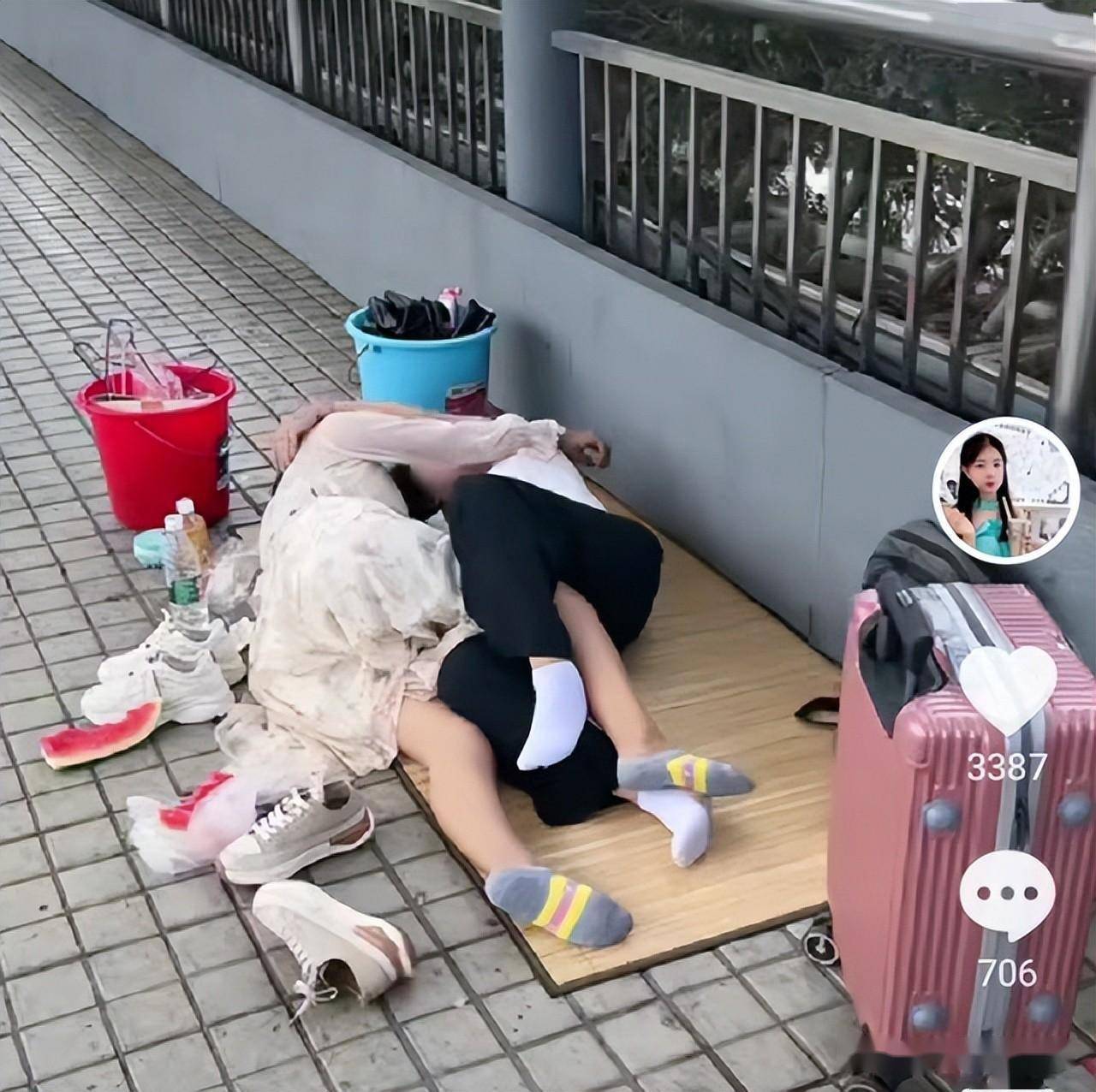 有两人露宿街头,互相拥抱似夫妻,网友走近一看懵了,不是夫妻啊_刘先生