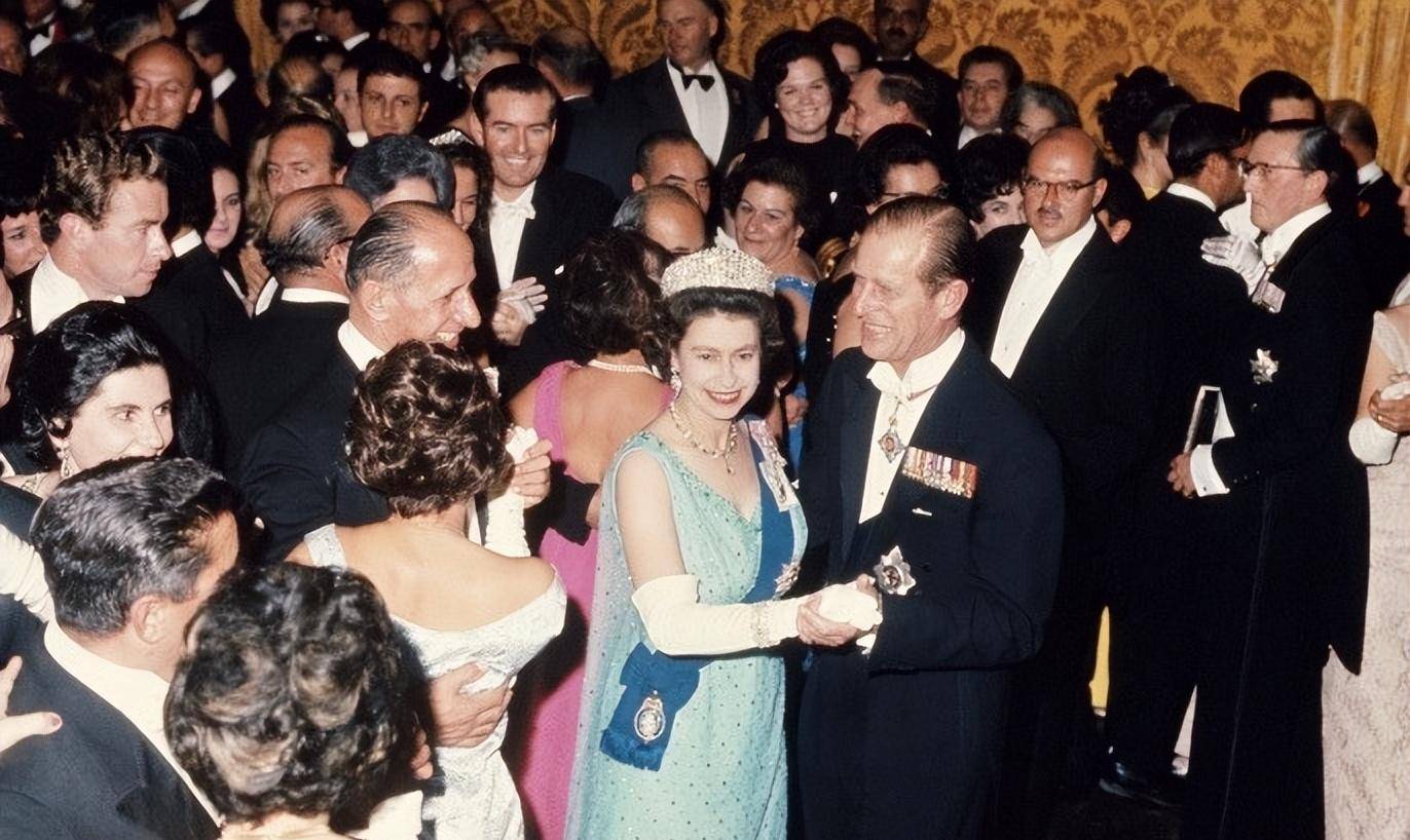 英国女王加冕礼:丈夫跪在她面前宣誓效忠,73年陪伴到白头_菲利普_婚姻