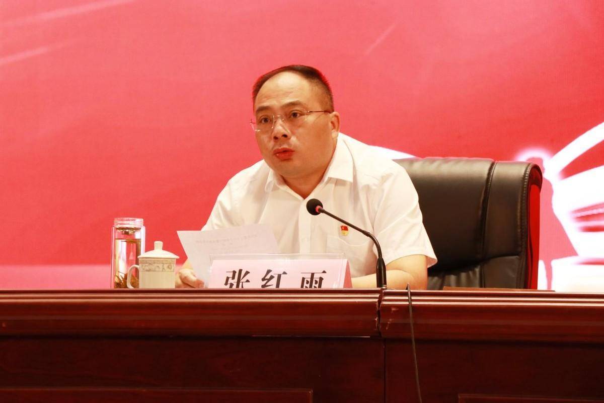 内乡县城关镇:重奖教育功臣 争办满意教育_发展_坚守_会上