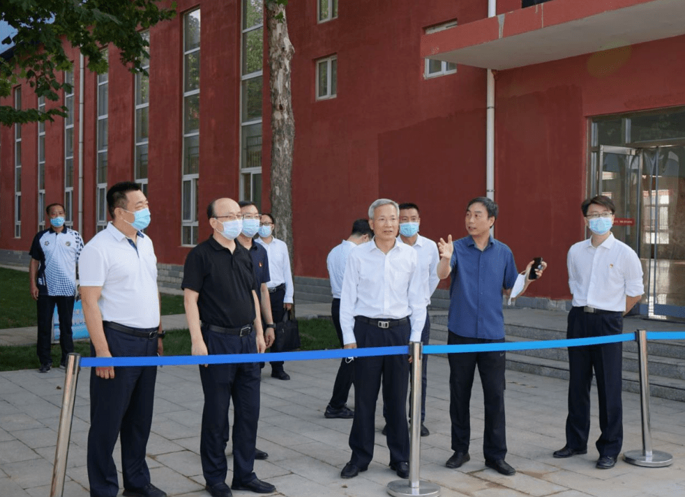 图文:区委书记唐海龙到平谷中学,农业中关村学校看望慰问教师并检查