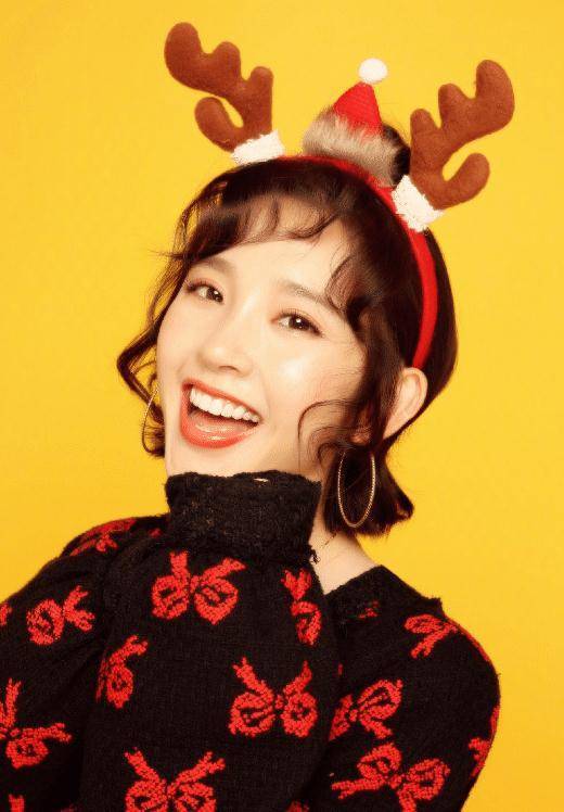 唐艺欣搞笑"表情包",色彩搭配过于鲜艳,私下服装穿搭随和_风格_图片