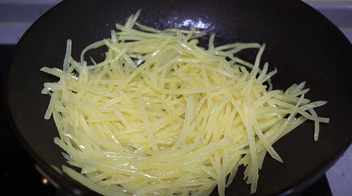 清炒的尖椒土豆丝,算是人人爱的经典下饭菜了_道菜_时候_主食
