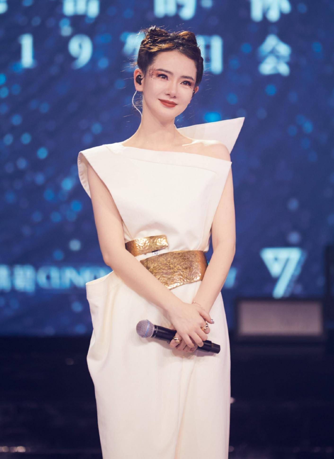 戚薇再次挑战穿搭新风格,兔耳头饰搭配复古套装,野性十足_造型_衣服