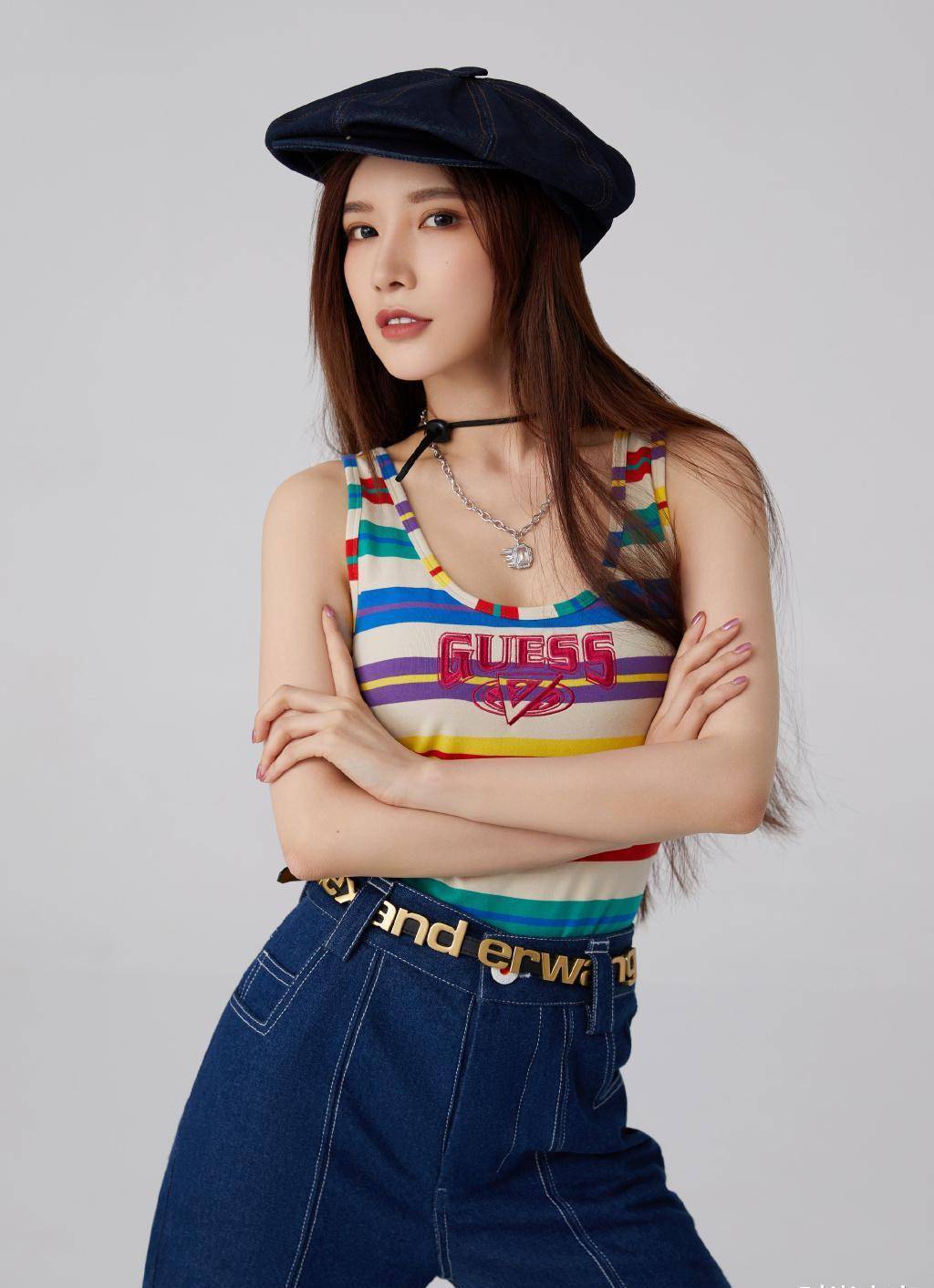 她身材一流被《青春有你2》淘汰,穿喇叭裤踩细高跟,气场1米8_燕妮