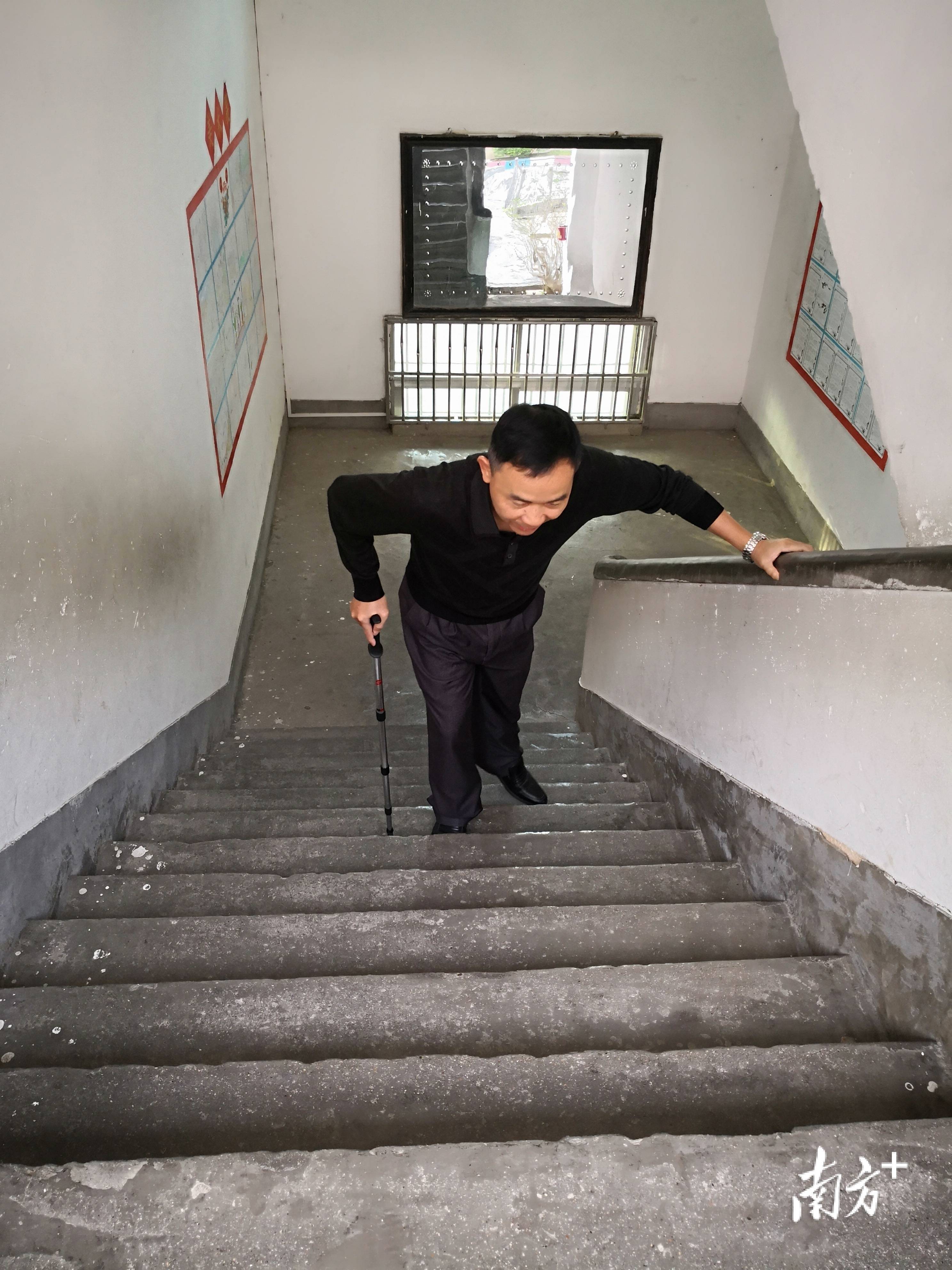 拄拐教师张国旋:“玻璃人”拄拐上讲台 把乡里娃送出大山_拐杖_英雅_罗贵