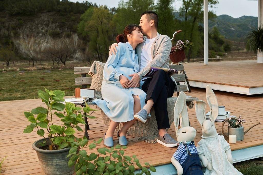 蒋勤勤重庆漫步大片,穿衬衣甜美温柔,身材纤细状态好_锻炼_皮肤_心态