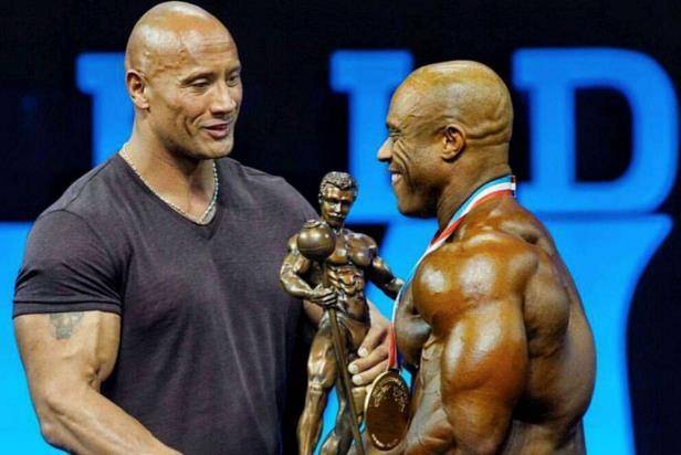 在奥尼尔身边似小鸟依人_约翰逊_肌肉_线条