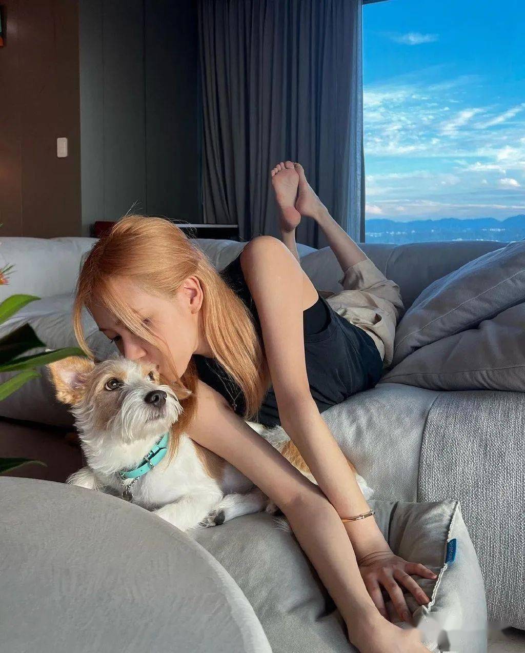 rosé与狗狗的"中秋合照",拥有修长手臂的金发美女_朴彩英_汉克_hank