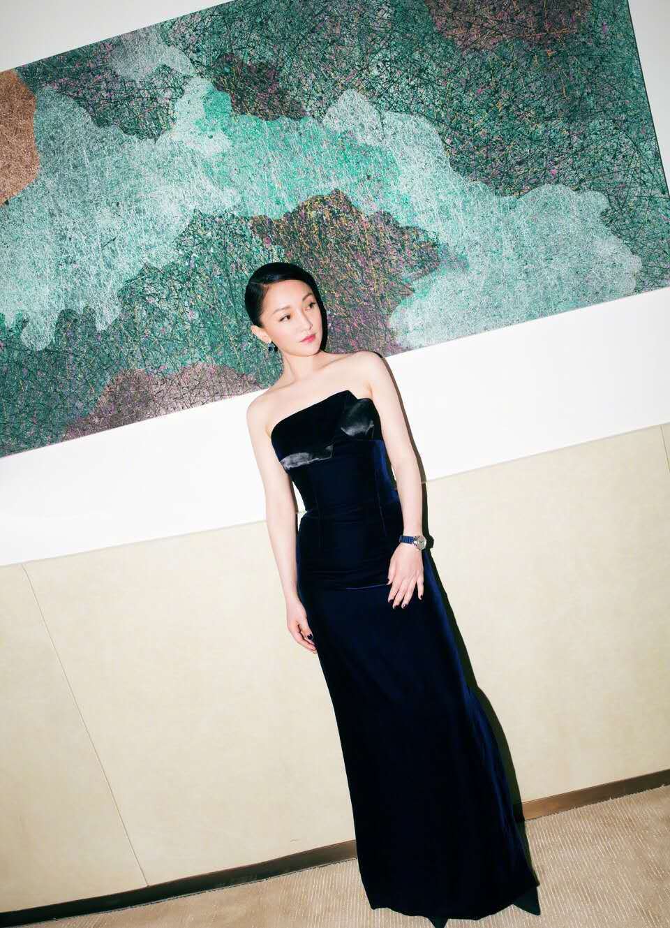 周迅美回《画皮》时期,白色薄纱礼服秀天鹅颈,还是那个灵动仙子_身材