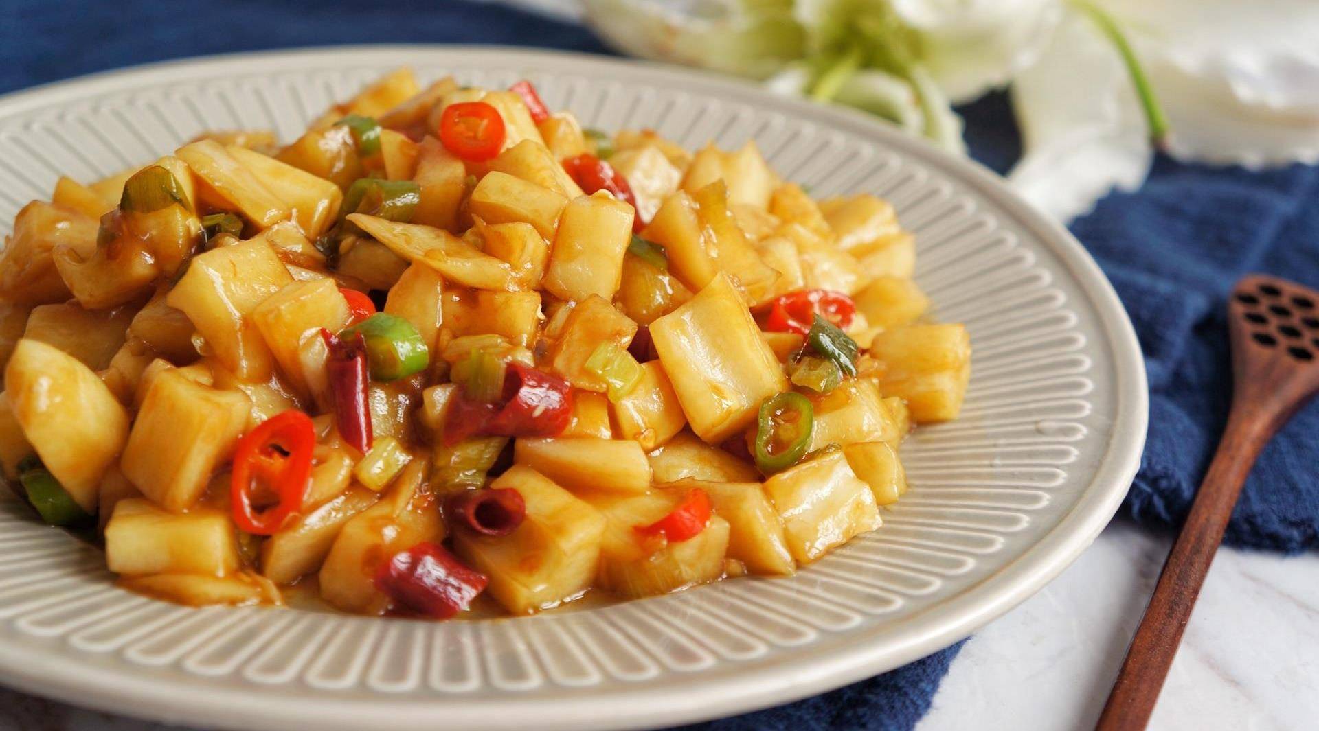 懒人版辣炒藕丁就完成啦4. 接着倒入生抽,糖,青,红椒丁翻炒均匀3.