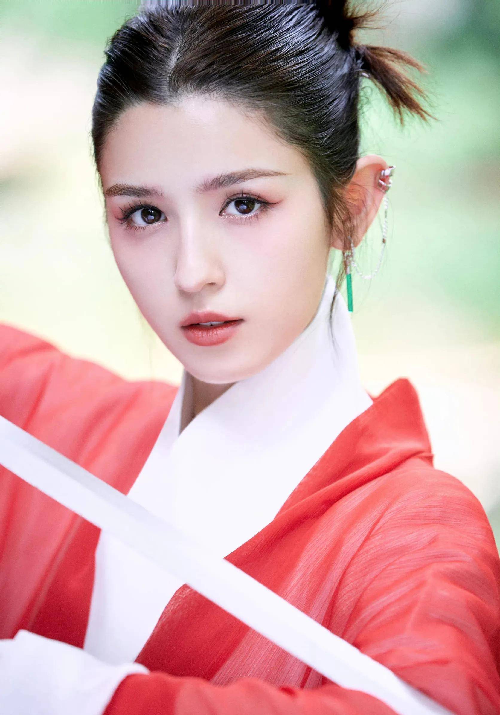 白露和哈妮克孜两位红衣女星都身穿红衣,谁更好看?_女子_红纱_尼柯