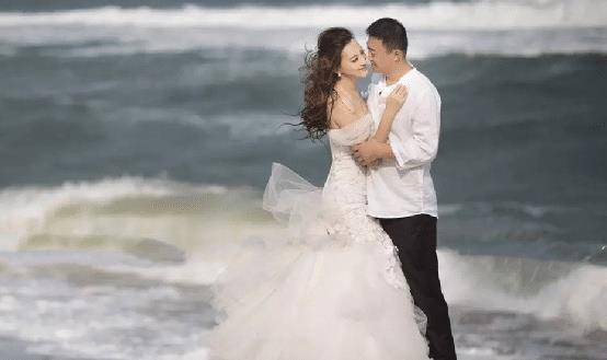 张雅晴含笑地看着他,一脸幸福.