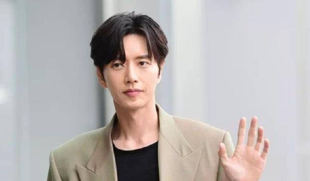 韩国男明星吸毒成瘾#,#真实身份引来猜测#,#嘴角吐出来#作者:方方图