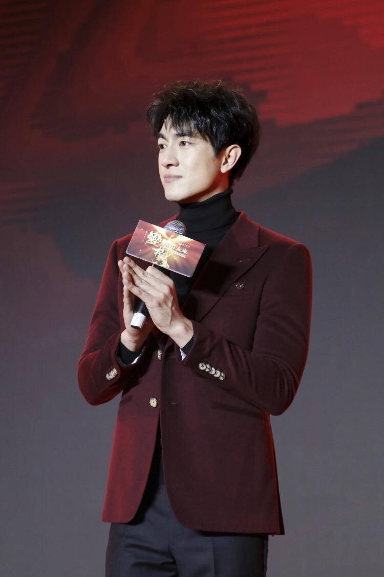 林更新减肥成功,身材和衣品逆袭,穿黑色西装脖子以下全是腿_西服_衬衫