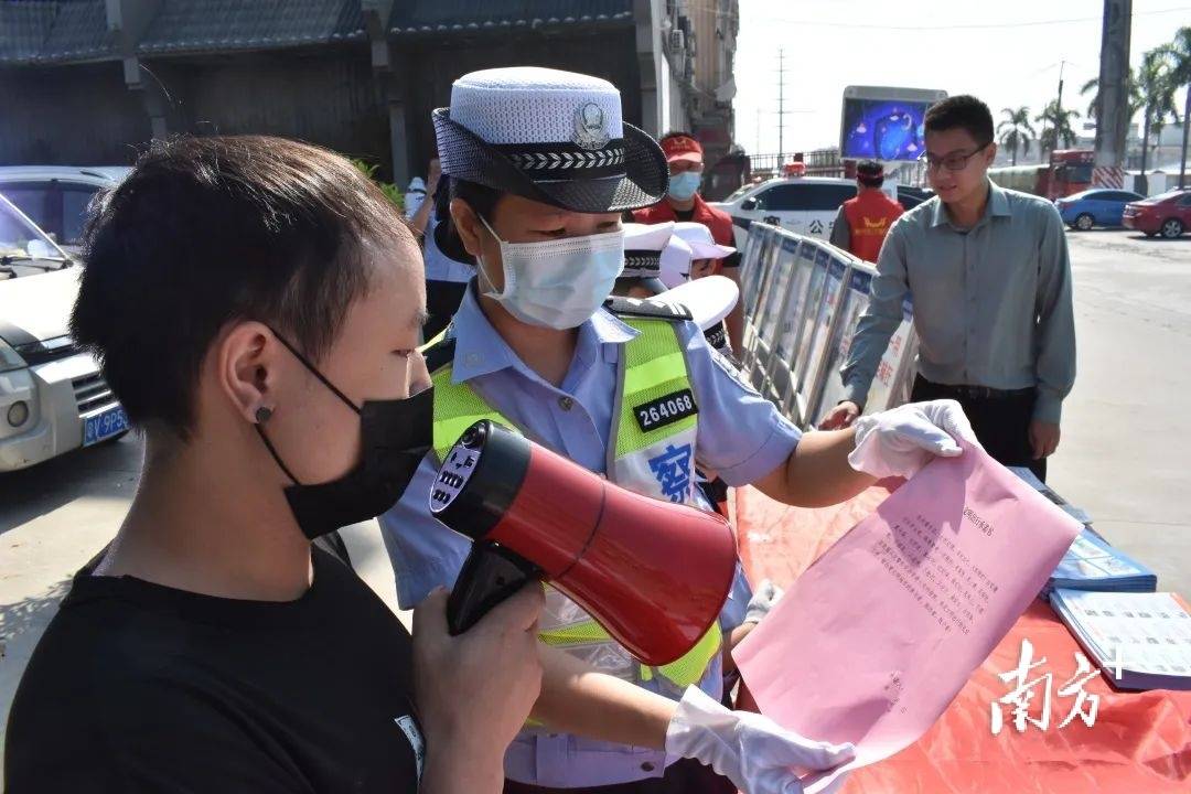 节日期间，揭阳交警组织开展文明守序交通安全宣传活动 群众 柔性 教育