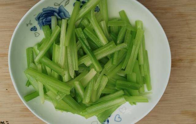 芹菜煮几分钟能熟透_芹菜煮多久几分钟能熟