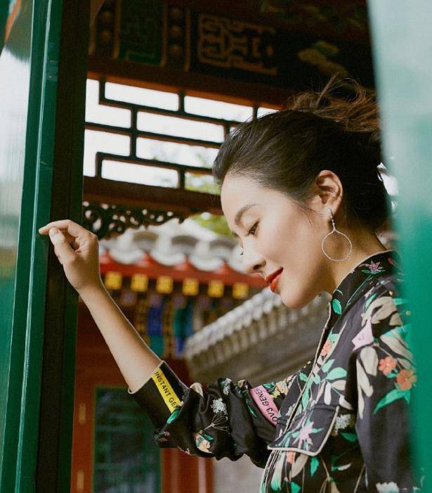 叶璇身穿露肩吊带裙高贵冷艳,而一袭印花衬衫配包臀裙复古优雅_时尚