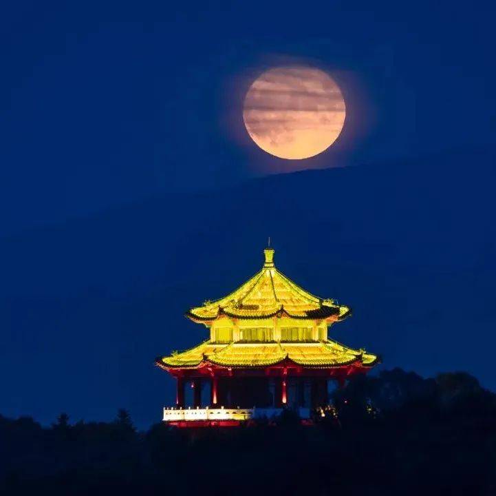 热搜第一！“超级月亮”爬上来……_新洲_明月_空间站