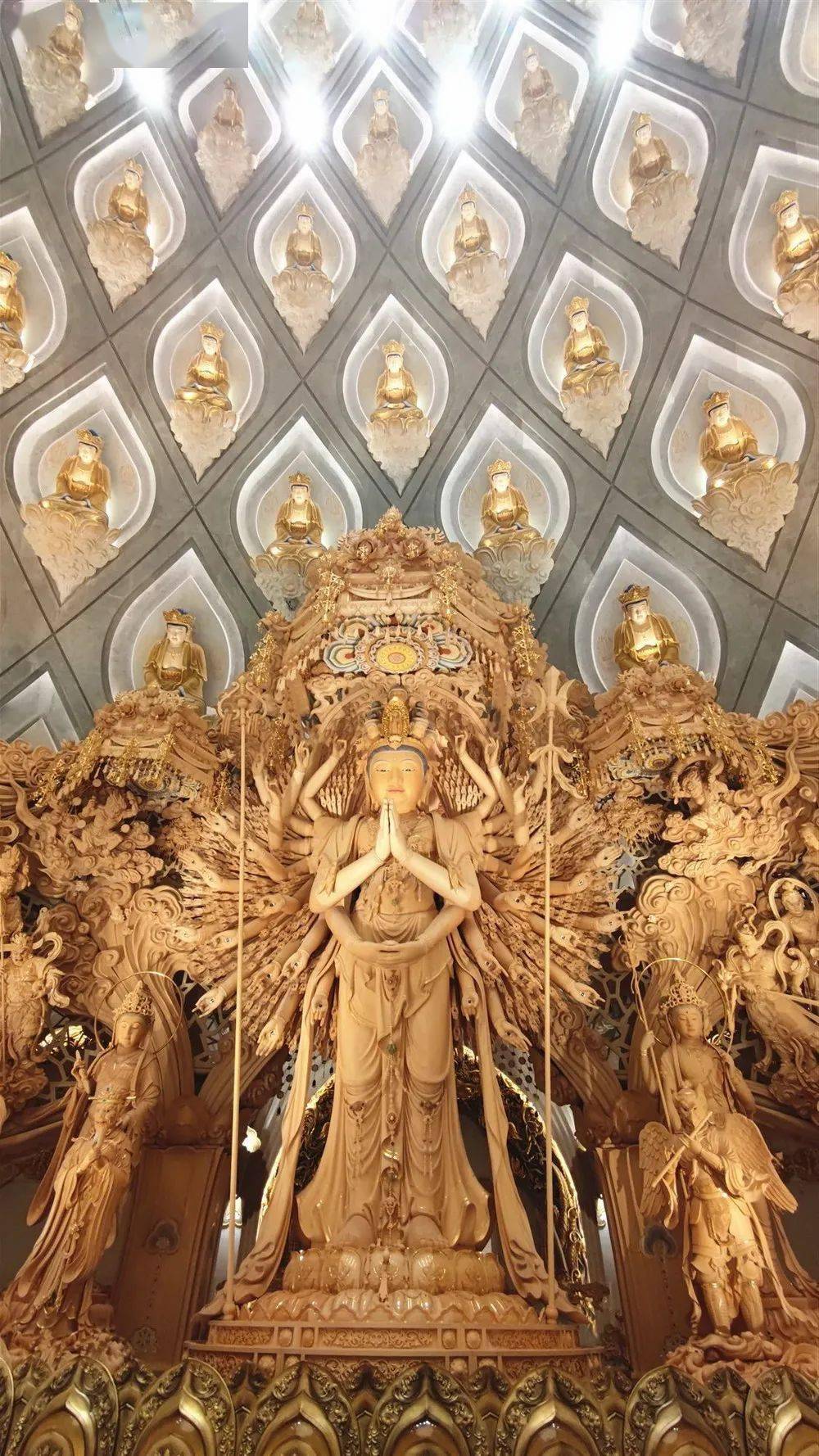 却透露着肃穆庄严只见一尊尊佛像衍生到穹顶之上呈"观音纳须