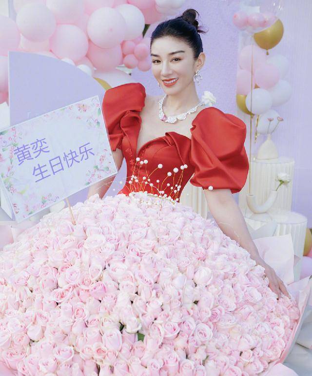 黄奕分享生日会现场照,与女儿一起穿红色长裙,漂亮迷人幸福满满