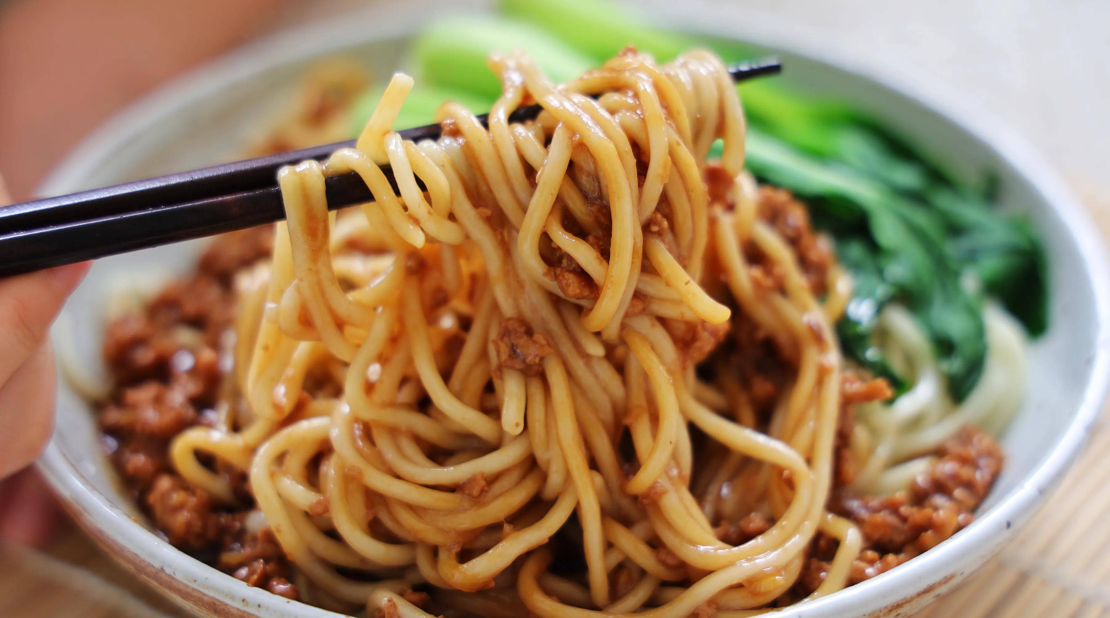 秋天的第一碗面,一定是肉末酱汁面,省时省力,好吃更过瘾_早餐_食材