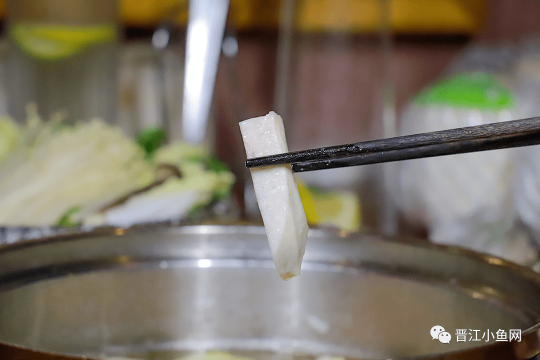 店里配菜特别多种,选择困难症的小编选择了蔬菜拼盘,槟榔芋,进口小