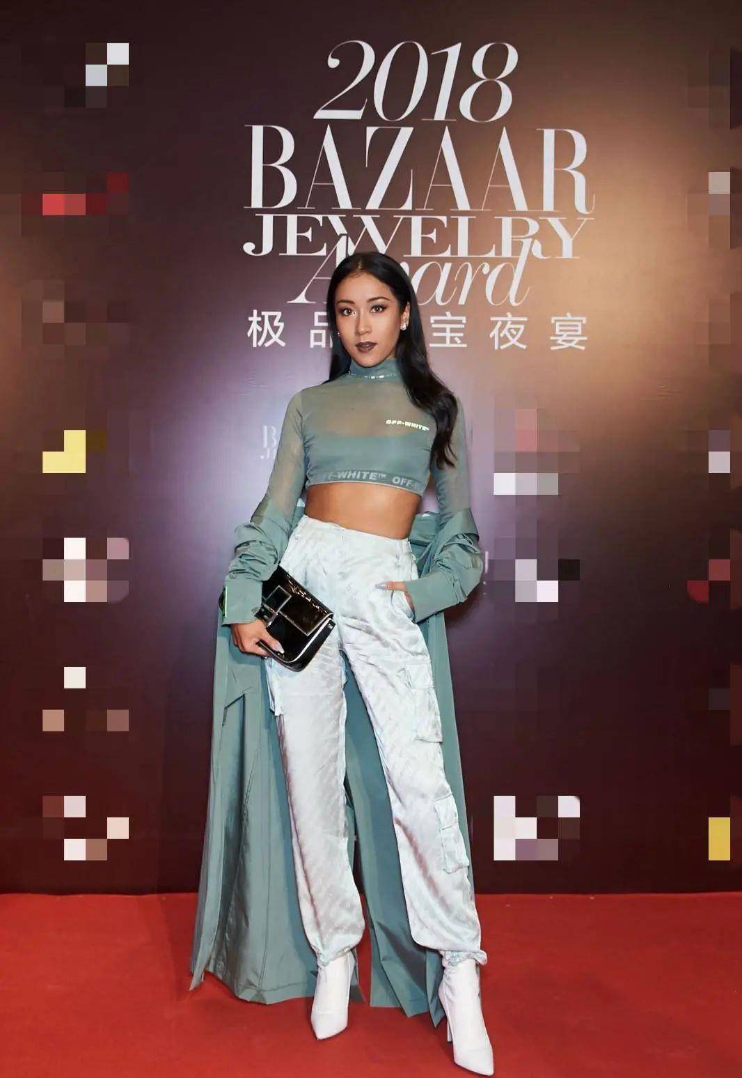 吉克隽逸真敢穿,紧身豹纹裙搭双丸子头,时尚又霸气_样式_效果_好身材