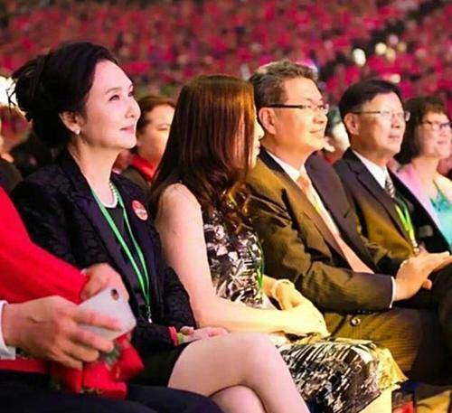 邱佩宁:一生只演了一部作品,后经商身价过亿,捐上百所希望小学_嫦娥