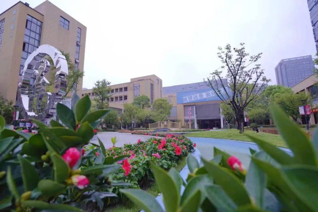 日前,景苑中学"钱塘印记"校园中心文化景观正式落成.