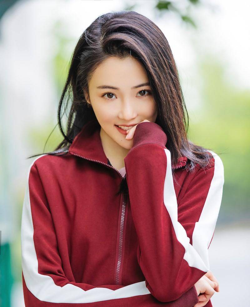 张可盈是97年出生的,别看她年纪小,她的履历已经