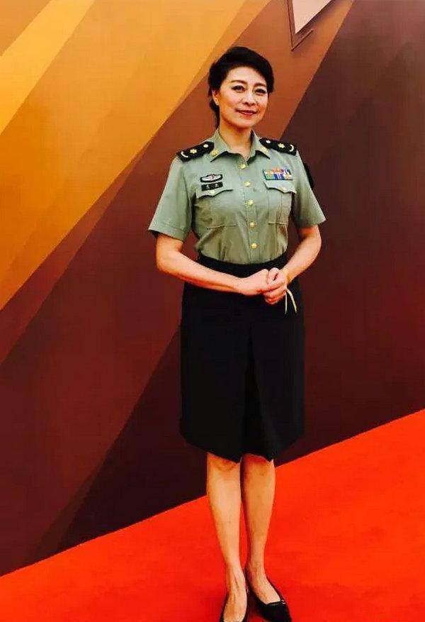 老戏骨脱下军装穿吊带裙出席活动,模样大变,气质坍塌_韩红_娱乐_成绩