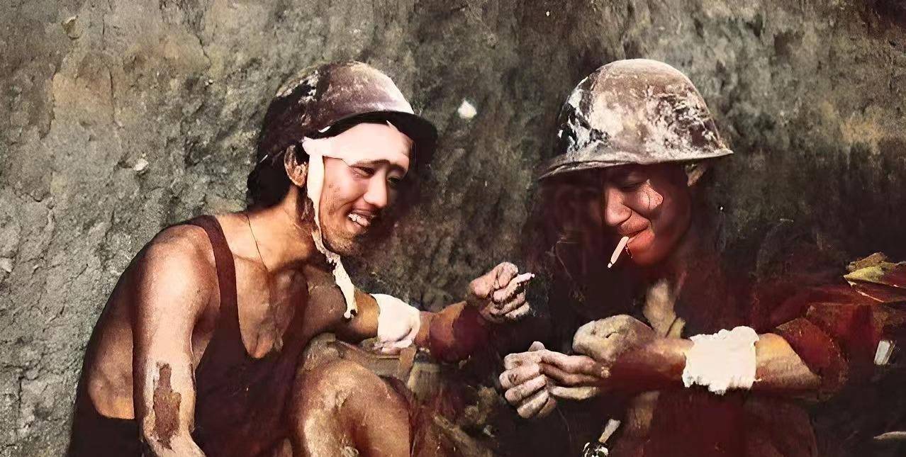 1985年在老山前线拍摄的照片,照片中的两位战士是来自山东省临沂市的