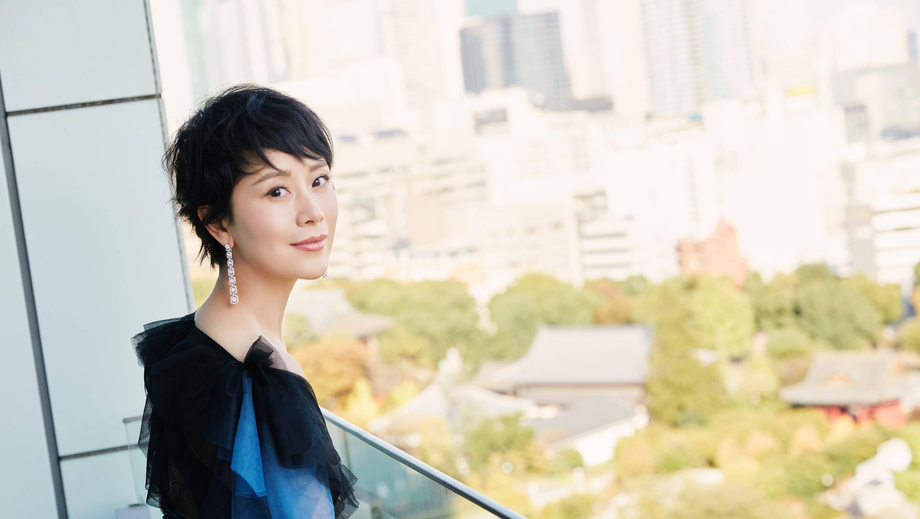 海清这回美翻了,海洋蓝长裙惊艳全场,40岁看着像20岁_身段_样式_一身