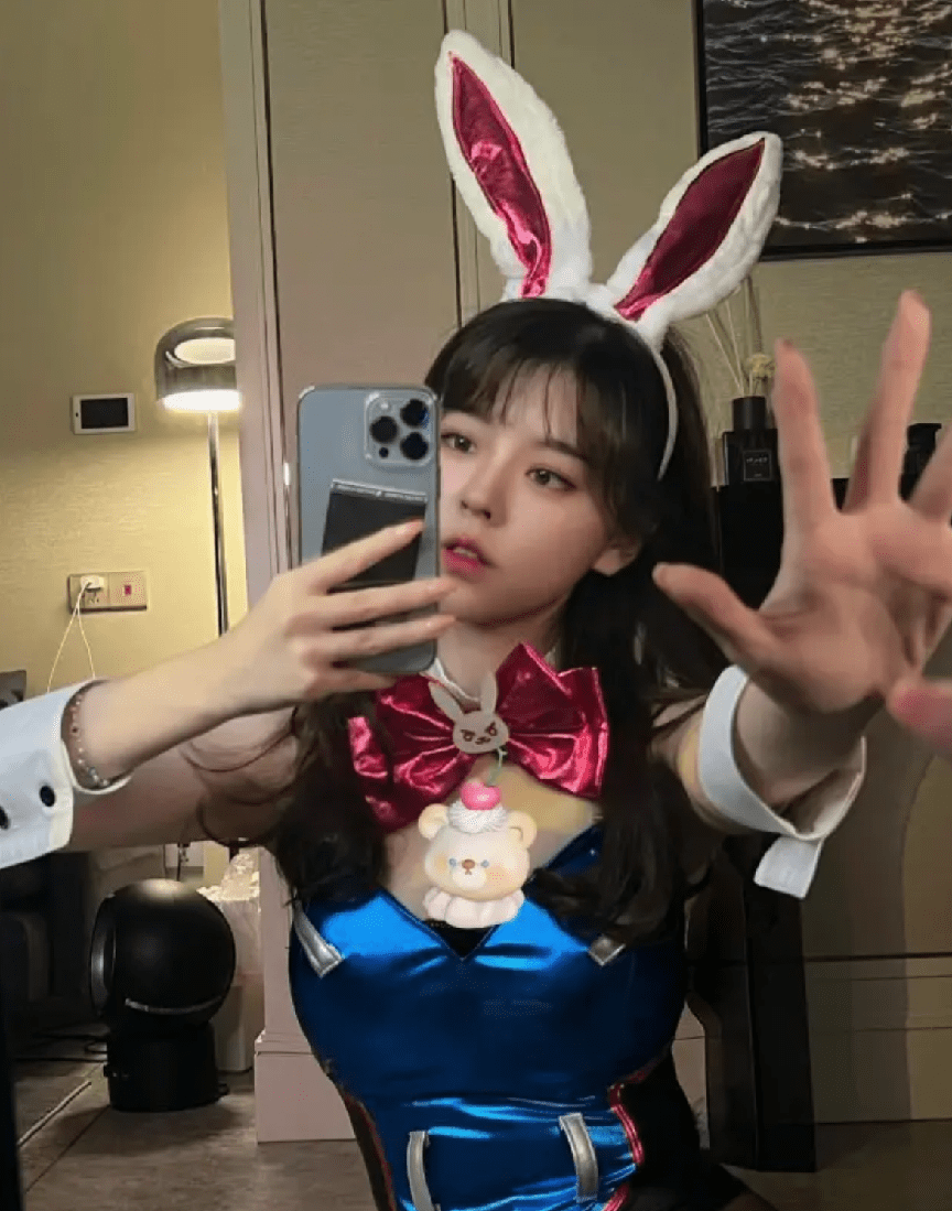 沫子和uzi双排,为uzi大秀热舞,乌兹点当场喷水_直播_才艺_舞蹈