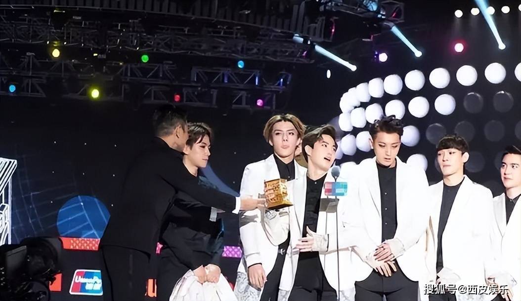 "天王"刘德华曾为exo颁奖被全程无视,全国网友反应惊人一致_金俊_奖杯