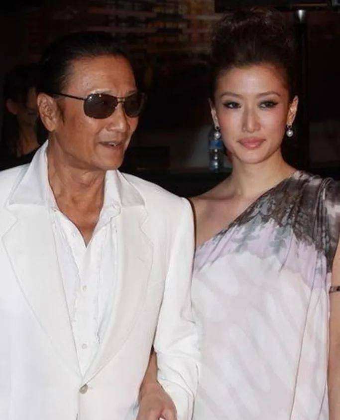 不过谢贤与外孙女也很少见面,谢婷婷带女儿长期在加拿大温哥华生活