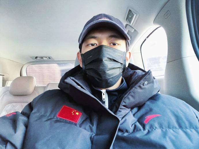 "她们说我是帅气男孩,good afternoon…"自拍时候的李现戴着帽子口罩