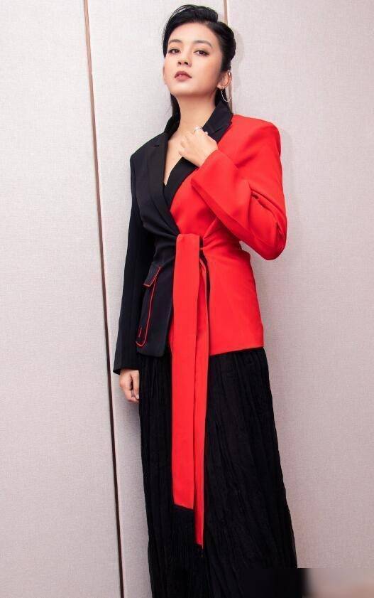 谈莉娜穿高仿礼服甩锅肖战 造型师提供后神秘失踪 真奇葩 团队 服装 伤害