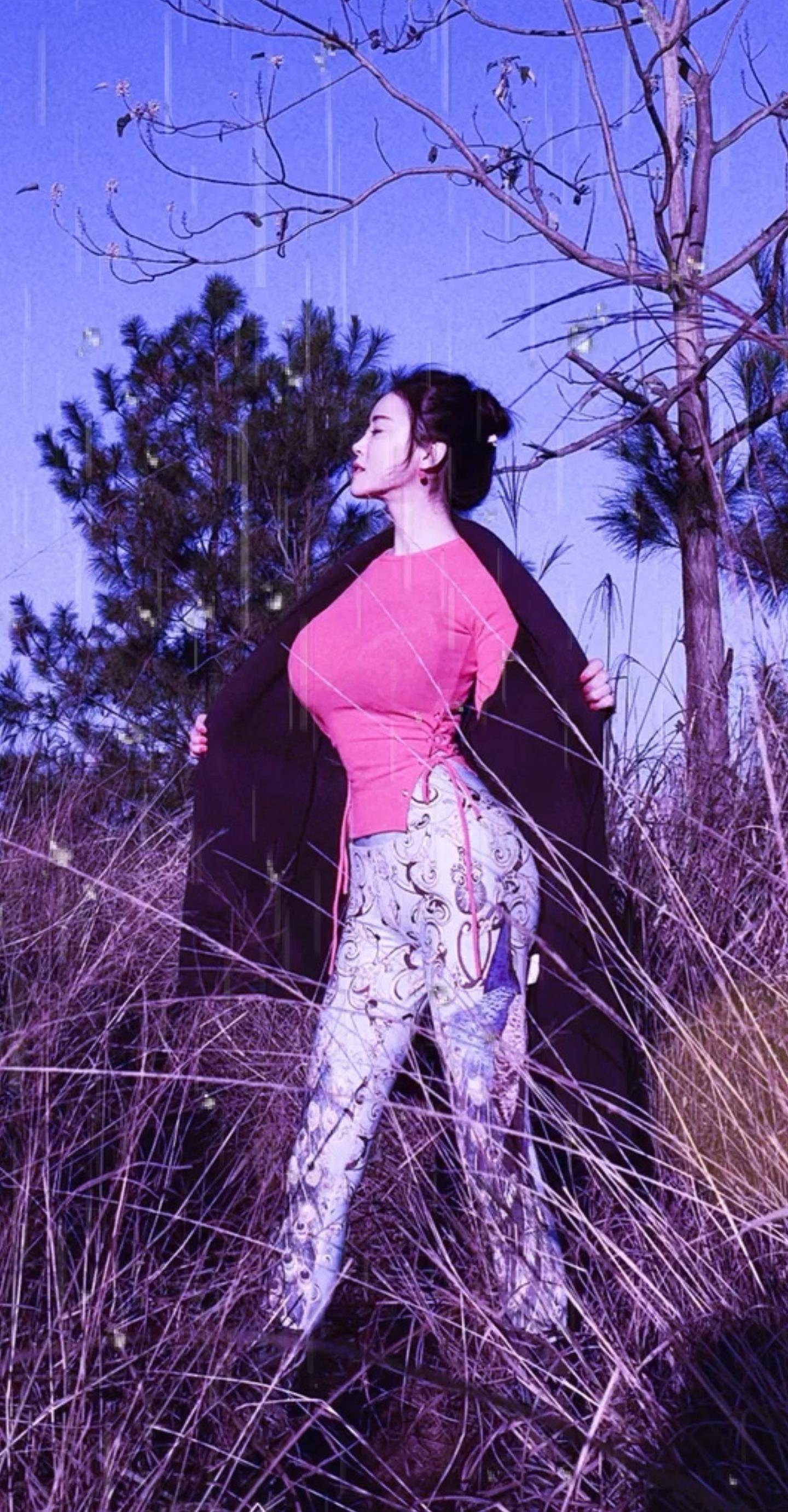 演员潘春春中秋祝福惹争议,胸部图案表情奇怪,夸张身材令人瞩目_衣服