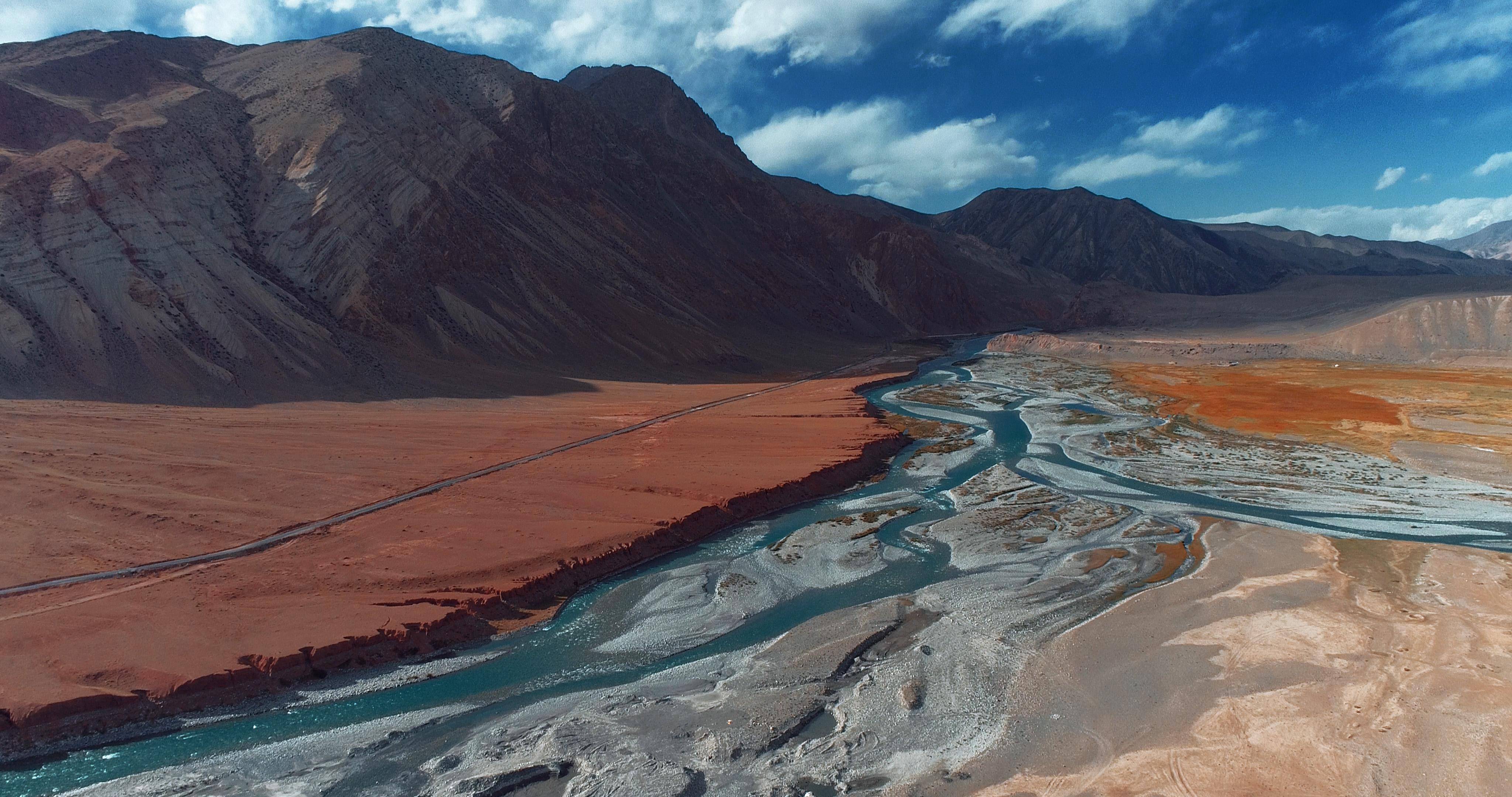 西起阿姆河上游的喷赤河及其支流帕米尔河,东接我国新疆塔什库尔干