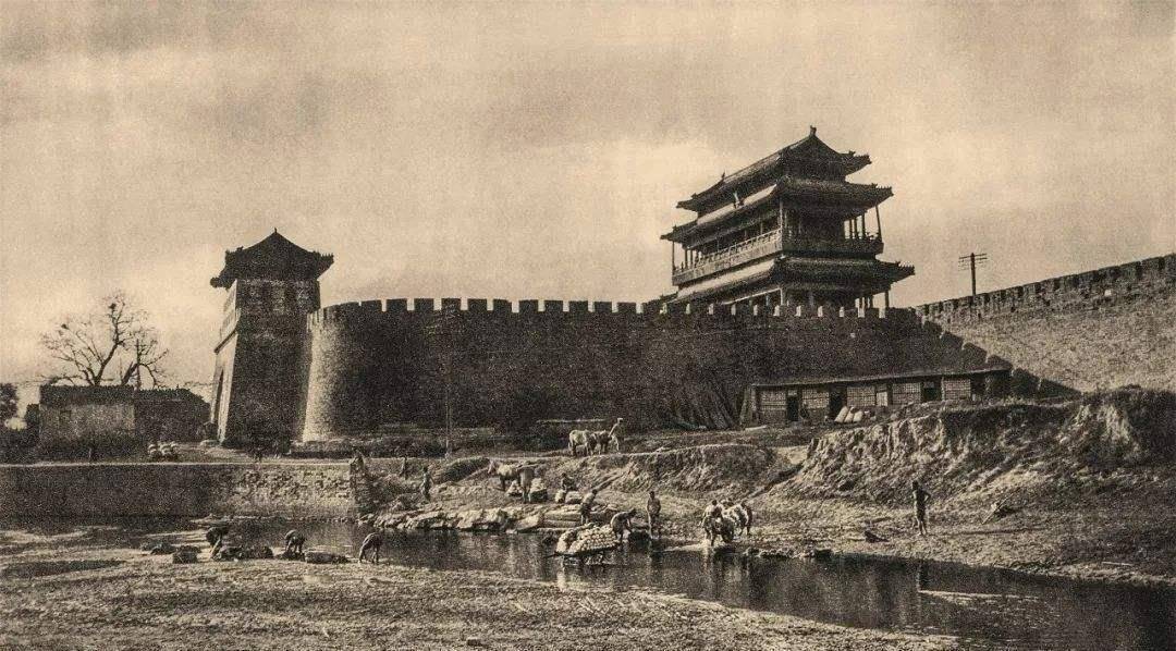 晚清京城街道环境有多差?黄土垫道,净水泼街,只为保证皇家体面_清政府_道路_百姓