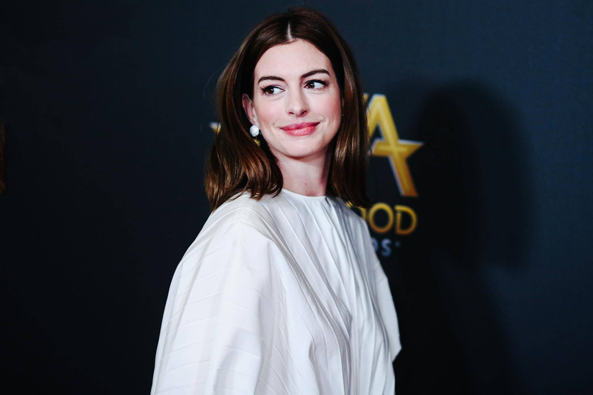 安妮海瑟薇"摆脱招牌深色长发",新照"绝美金发容貌"