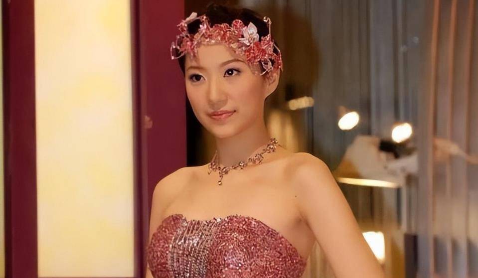 香港第一好命儿媳汪圆圆,模特嫁入百亿豪门,3年生3娃掌握继承权_蔡加